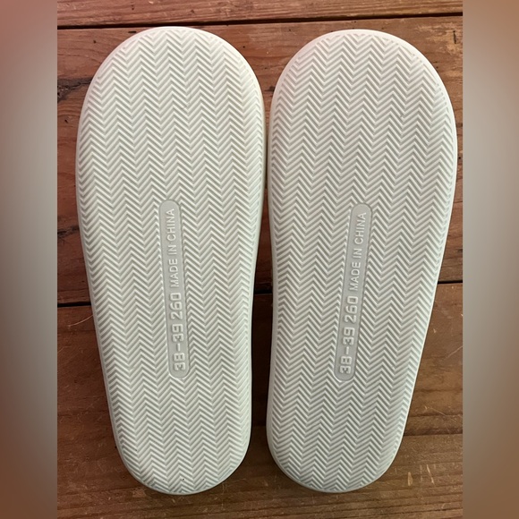 NWOT Cozy Reindeer Slippers Womens size 6.5-7.5 - Picture 2 of 6